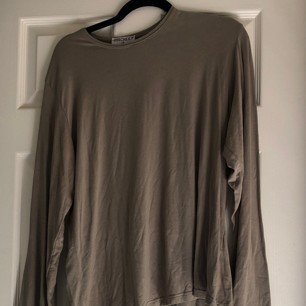 Discreet Long Sleeve Tee in Taupe Gray